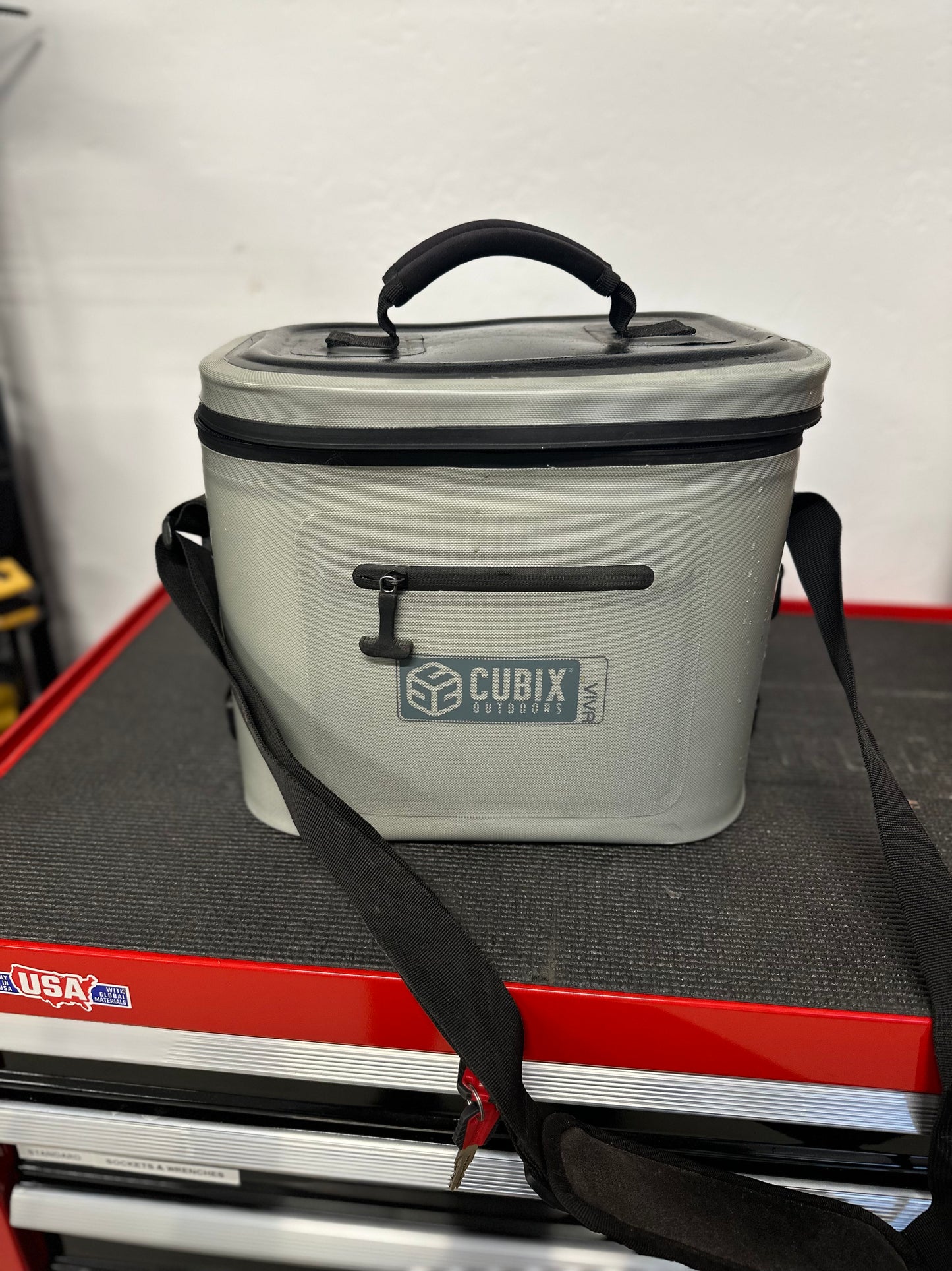 Cubix 8-Liter Soft Cooler-Gray (9 out of 10 condition)